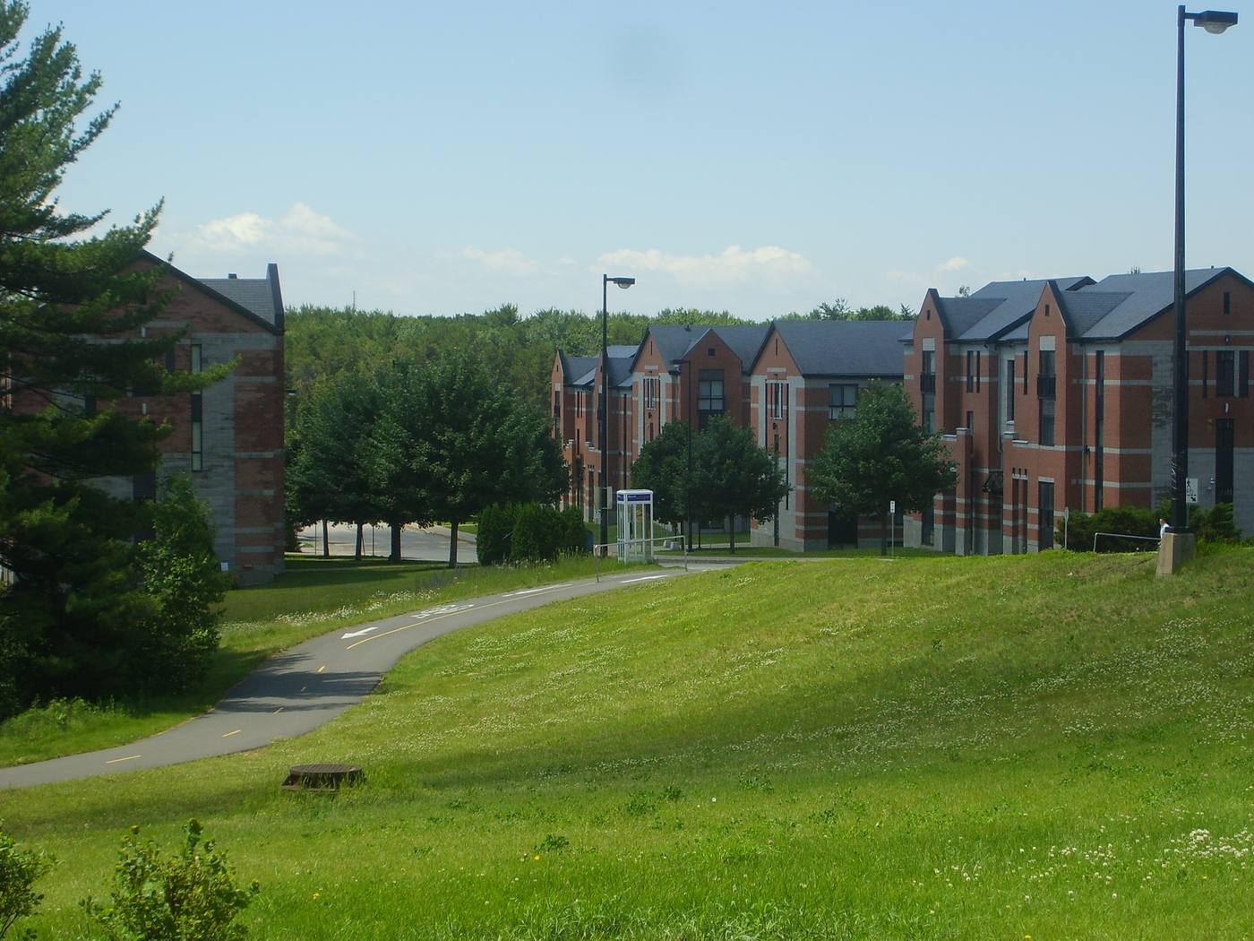 Bâtiments en brique entourés de verdure à Trois-Rivières